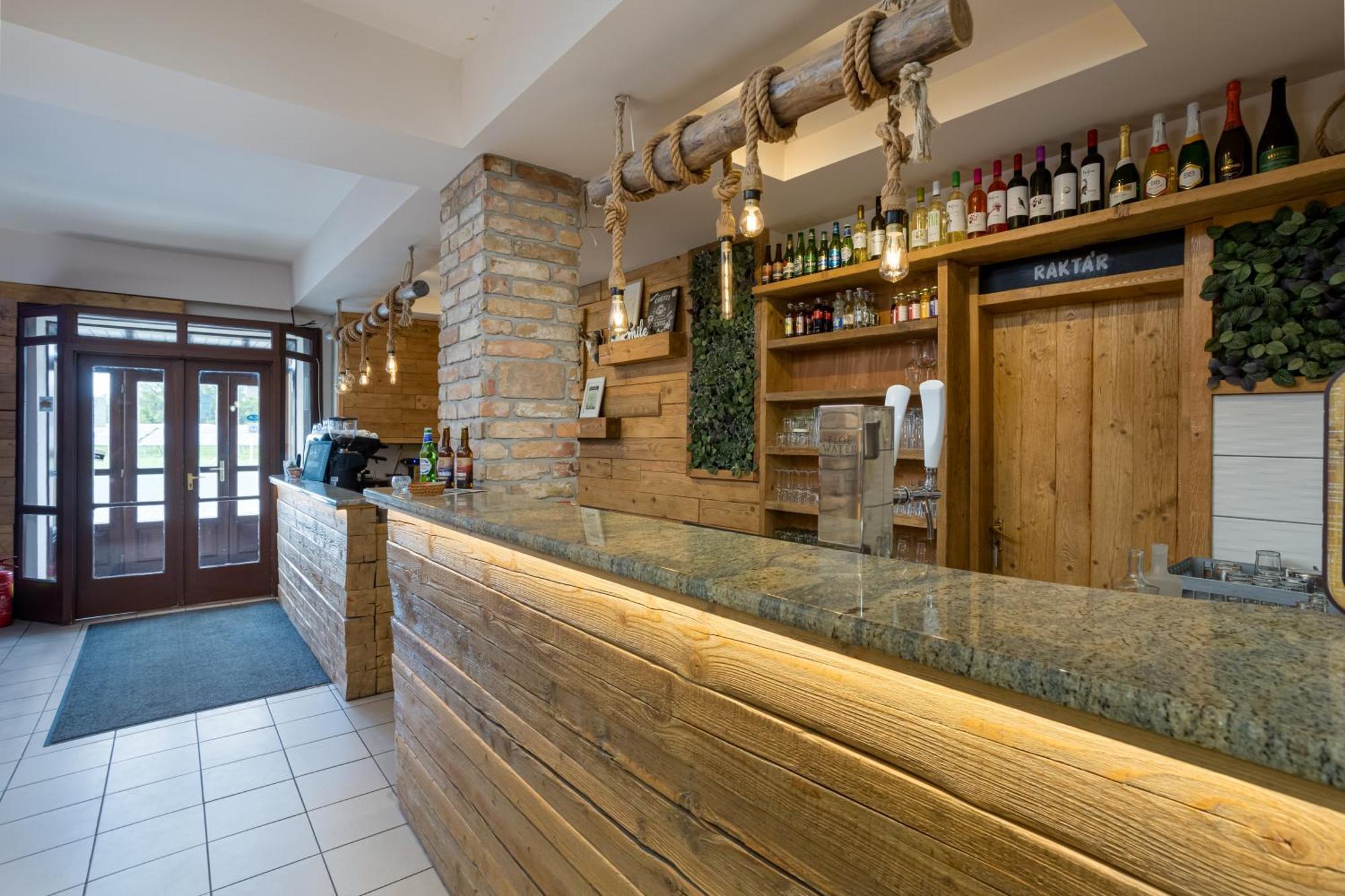 Hotel Forro Fogado & Bauer Bistro à Roszke Extérieur photo